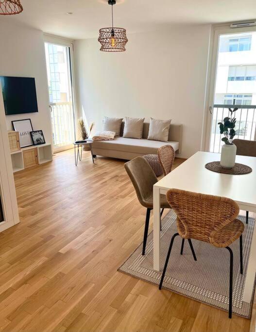 Donaublick Oasis: Stylische Wohnung Wenen Buitenkant foto