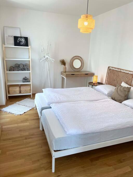 Donaublick Oasis: Stylische Wohnung Wenen Buitenkant foto