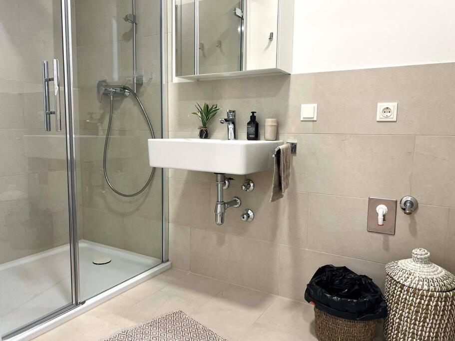 Donaublick Oasis: Stylische Wohnung Wenen Buitenkant foto
