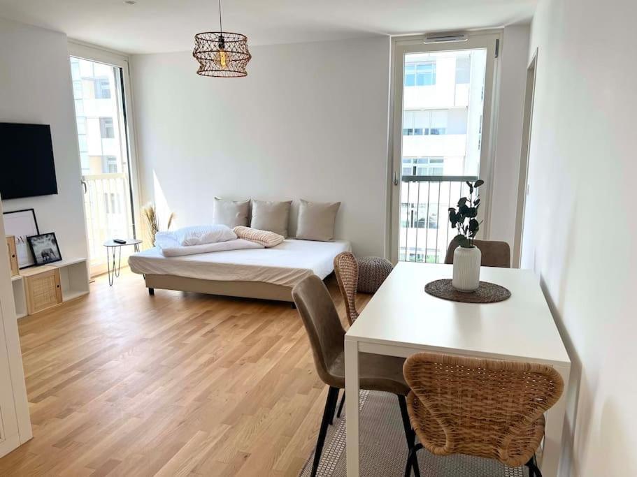 Donaublick Oasis: Stylische Wohnung Wenen Buitenkant foto