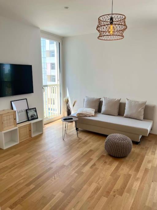 Donaublick Oasis: Stylische Wohnung Wenen Buitenkant foto