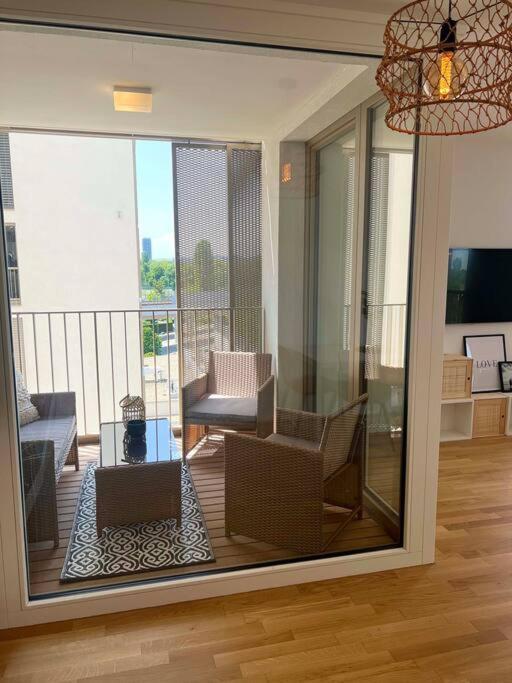 Donaublick Oasis: Stylische Wohnung Wenen Buitenkant foto