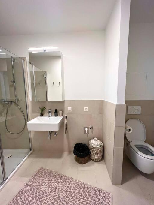 Donaublick Oasis: Stylische Wohnung Wenen Buitenkant foto