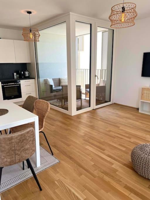 Donaublick Oasis: Stylische Wohnung Wenen Buitenkant foto
